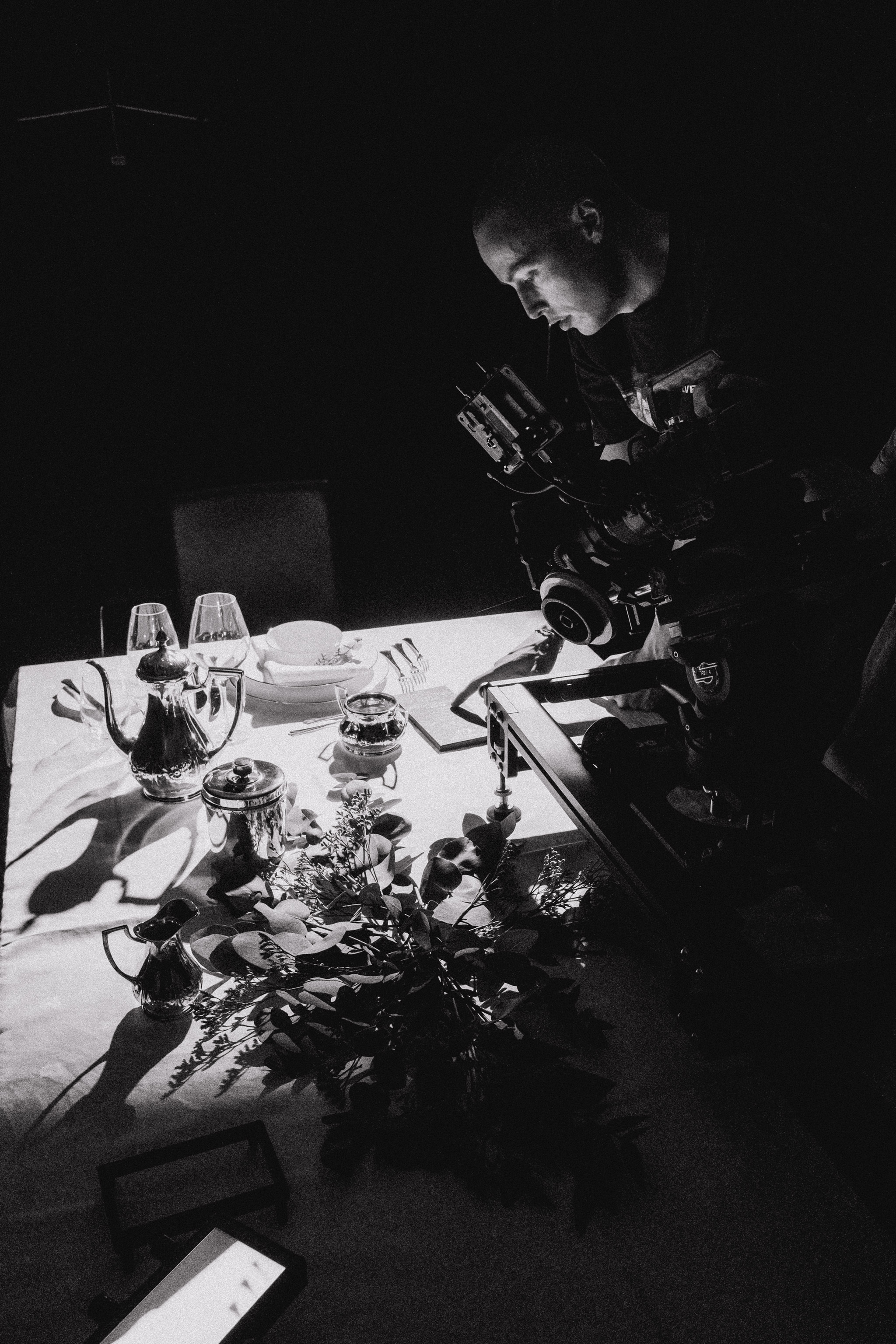 Når man ikke kan filme under selve middagen, må man gjenskape stemningen.