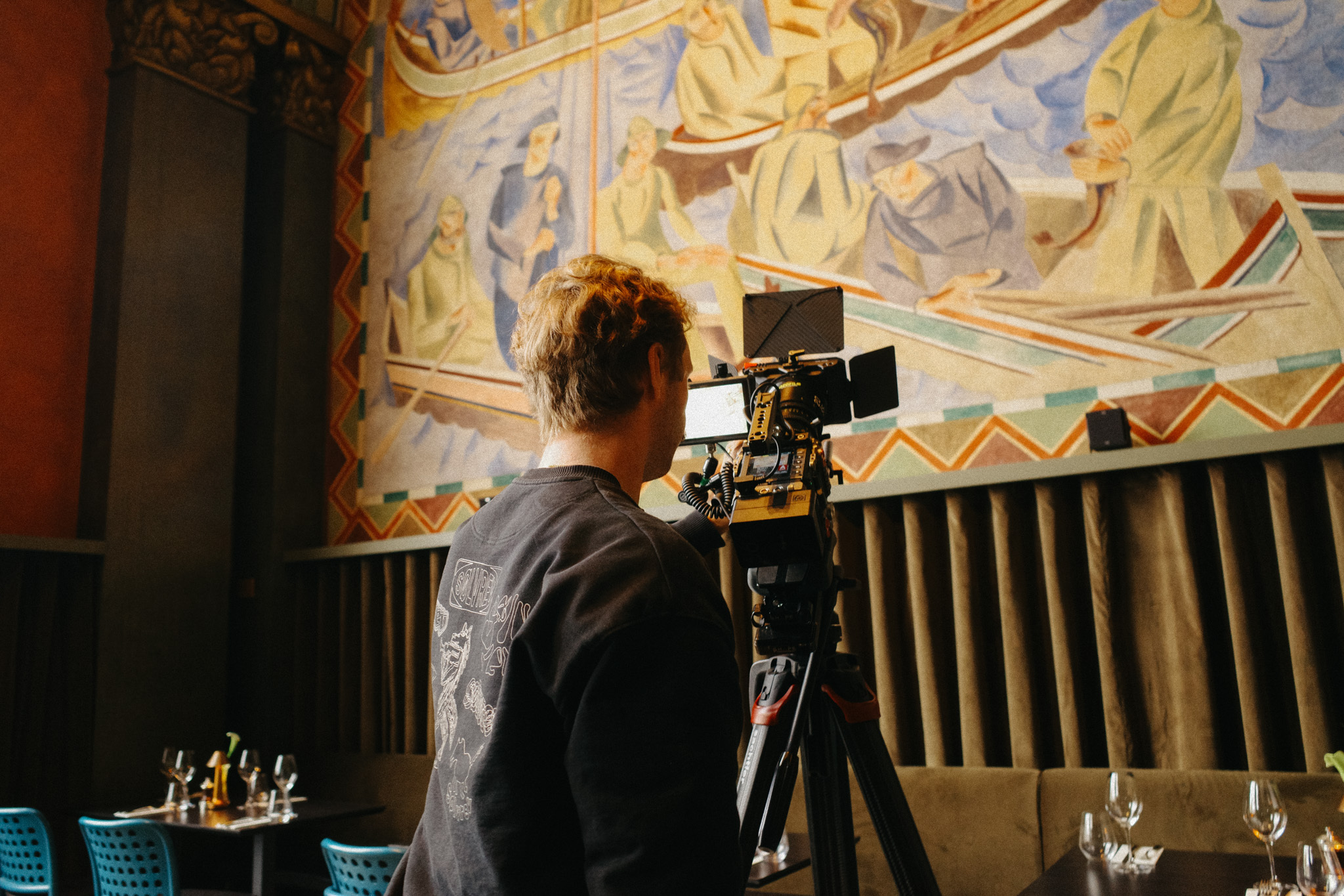 Carl-Martin Storøy filmer veggene til Bergen Børs Hotel.