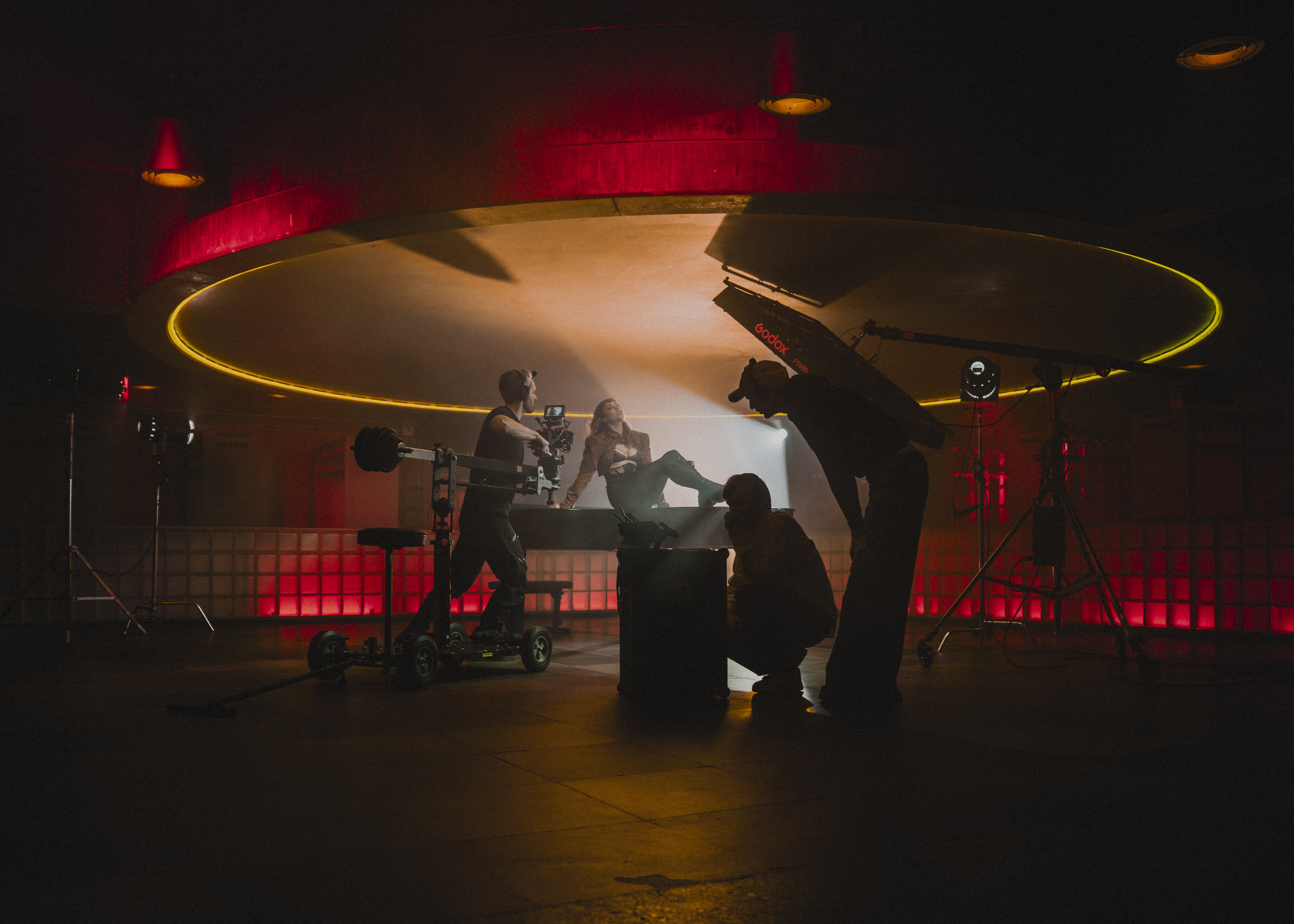 BTS fra innspillingen på Chateau Neuf.