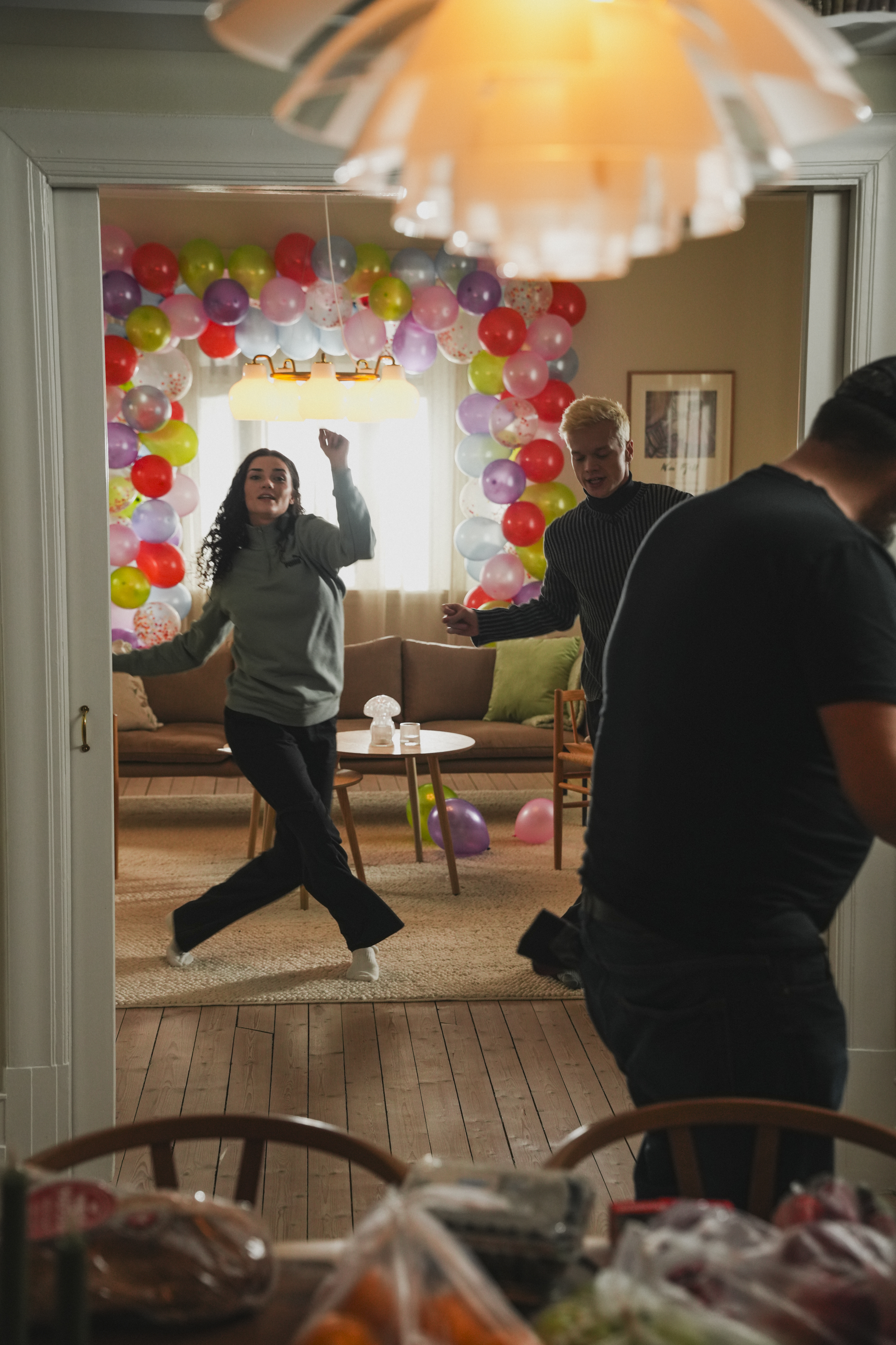 Hovedrolle Christine med koreograf under innspillingen.