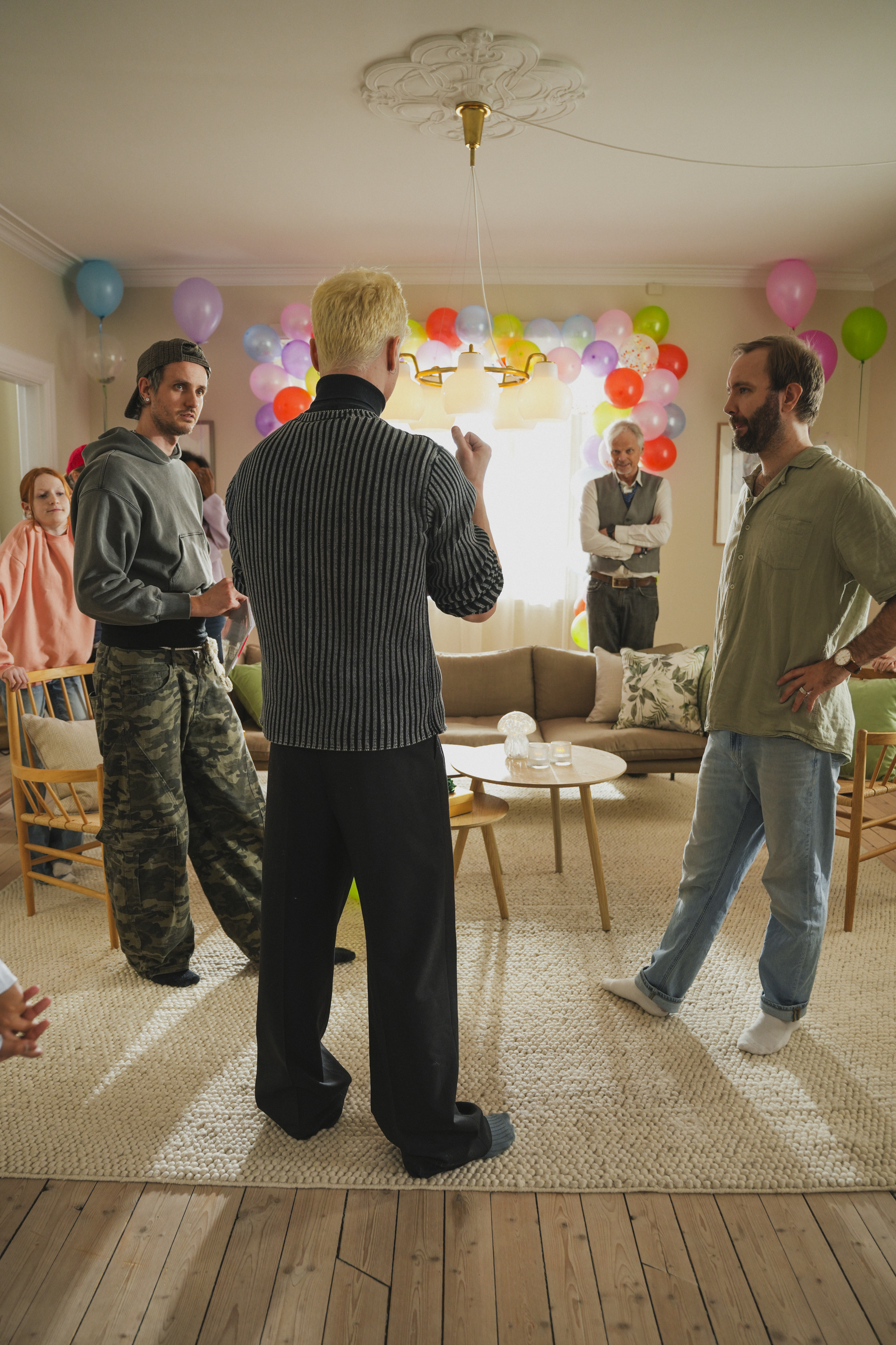 Produsent Christer Dyngeland med koreograf og skuespillere.