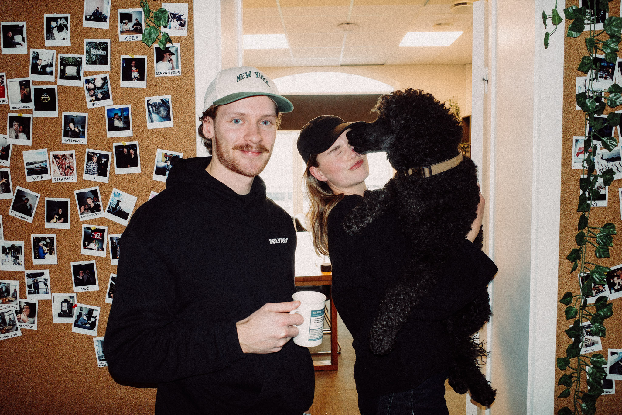 Tobias Sjåfjell og Tiril Falklev med kontorhunden Stella.